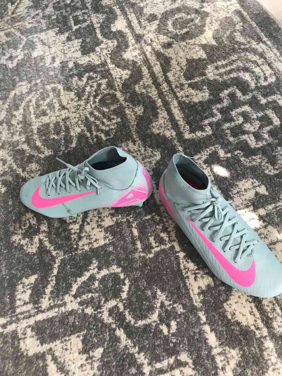 womans Nike Air soccer cleats - Bloomingdale, New Jersey