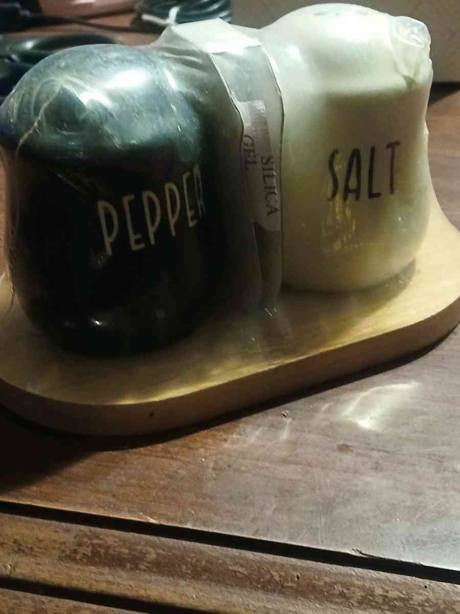 ceramic salt and pepper shakers - Bakersville, North Carolina - FleaMarketBay