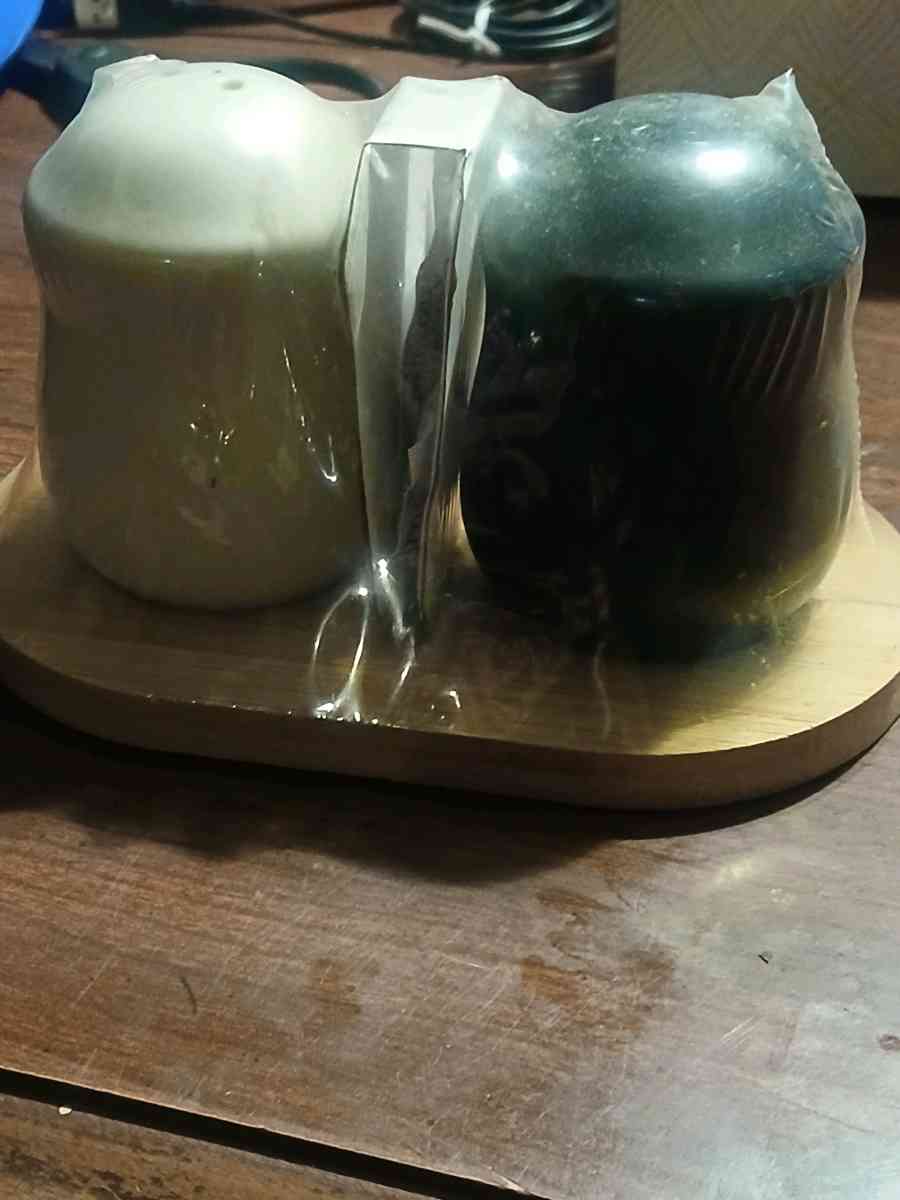 ceramic salt and pepper shakers - Bakersville, North Carolina - FleaMarketBay