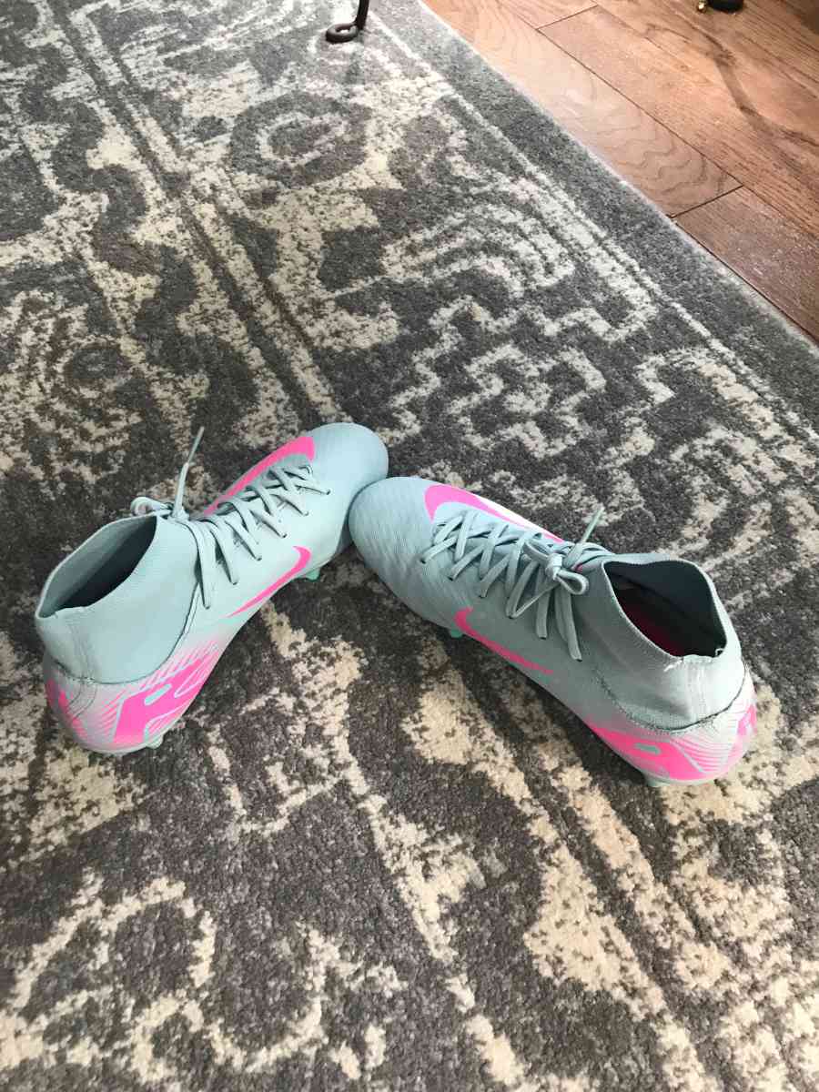 womans Nike Air soccer cleats - Bloomingdale, New Jersey - FleaMarketBay