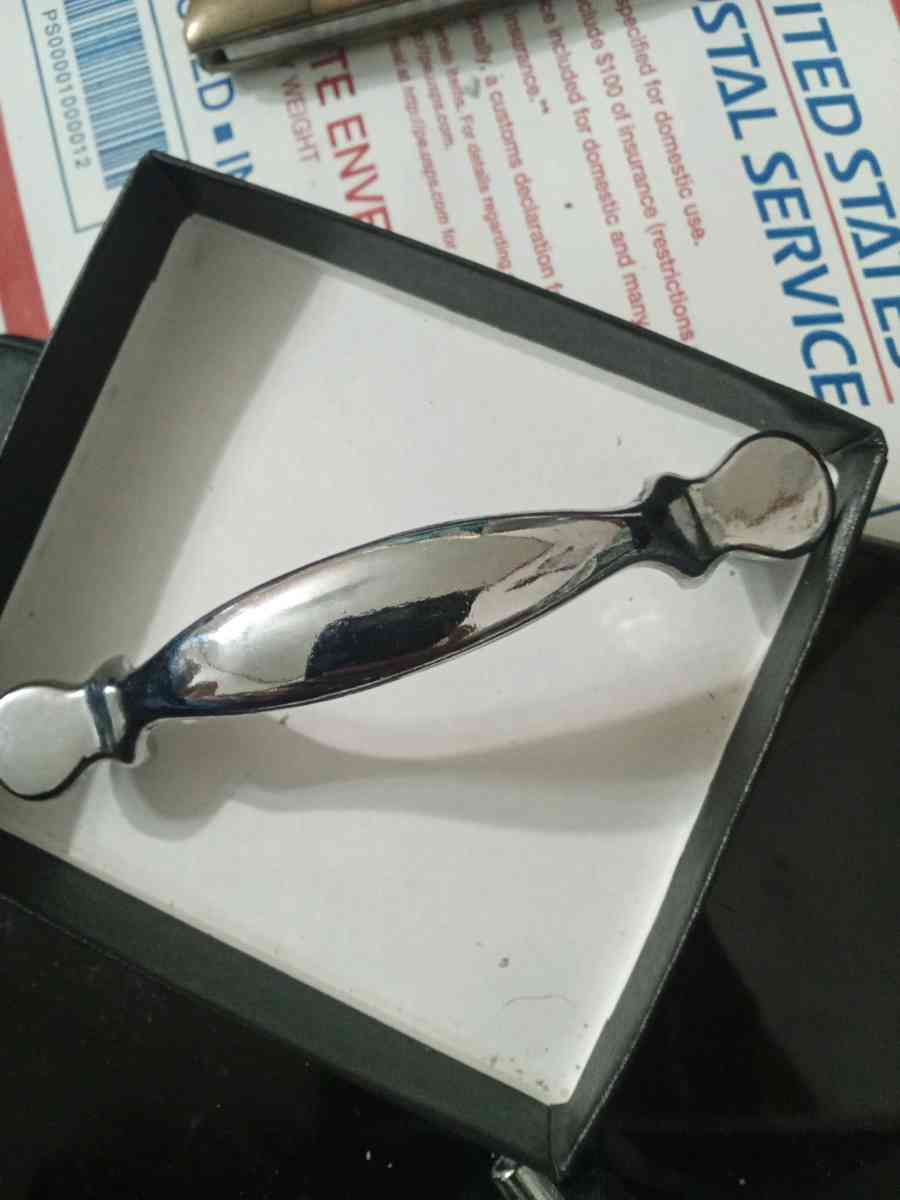 11 drawer pulls - Atoka, Tennessee