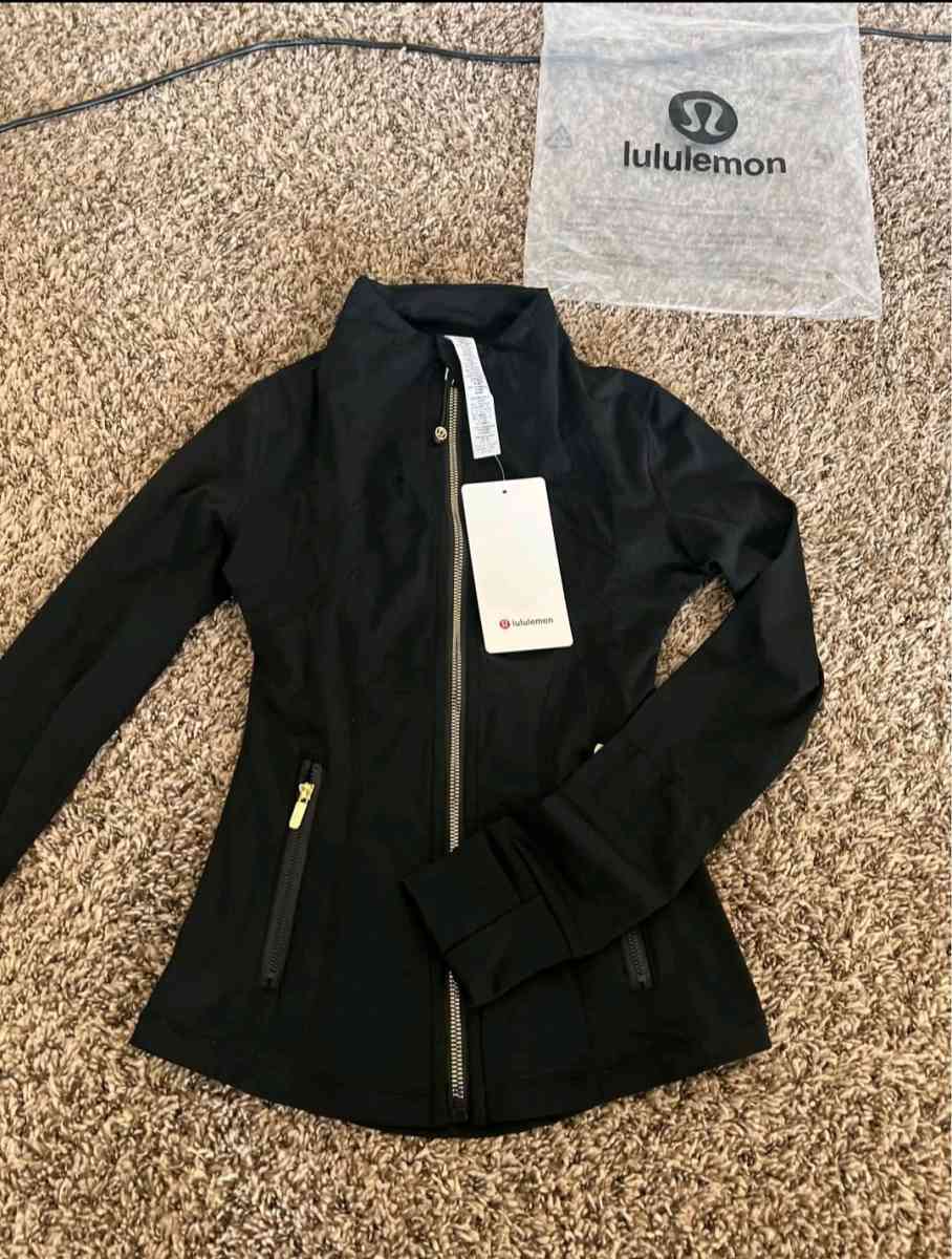 Lululemon Black Set Size Small  Top  Bottom - Newnan, Georgia - FleaMarketBay