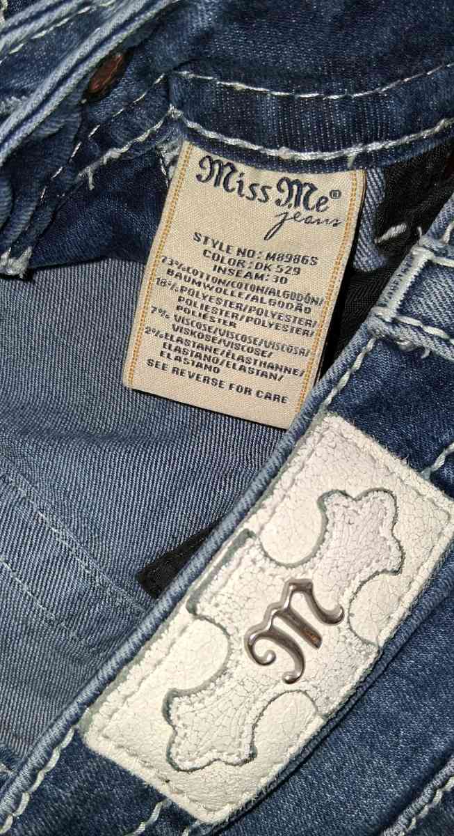MISS ME SKINNY JEANS WITH EMBROIDED FEATHERS SIZE 24 - Elysburg, Pennsylvania - FleaMarketBay