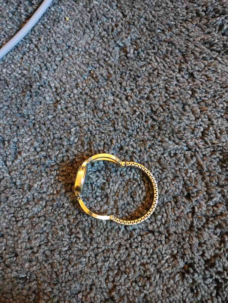 Vtg Gold tone ladies Quartz time piece Analog with Flex Band - Cincinnati, Ohio - FleaMarketBay