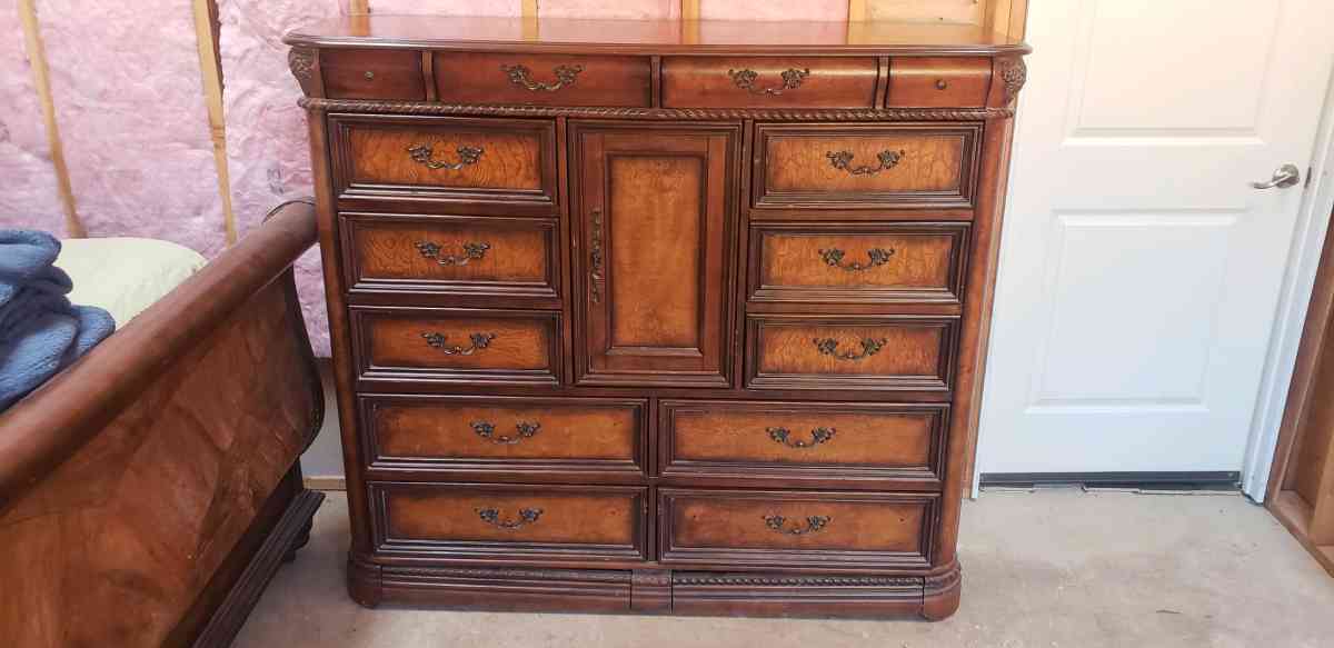 California king bed and Dresser - El Dorado, California - FleaMarketBay