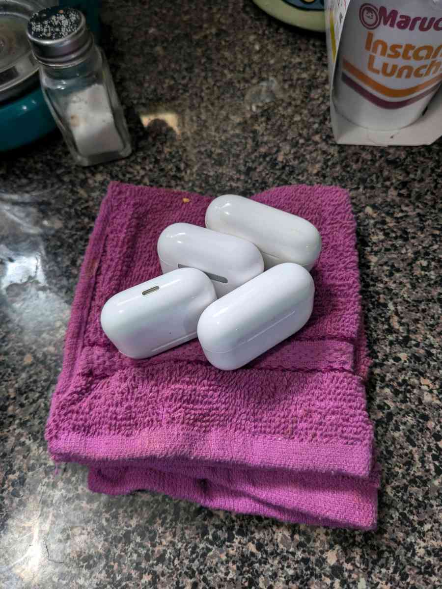 Apple Max headphones Apple earbuds - Elizabeth, New Jersey - FleaMarketBay