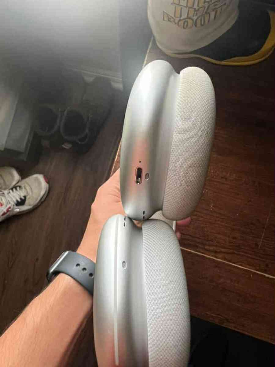 AirPod maxes - Bentonville, Arkansas - FleaMarketBay