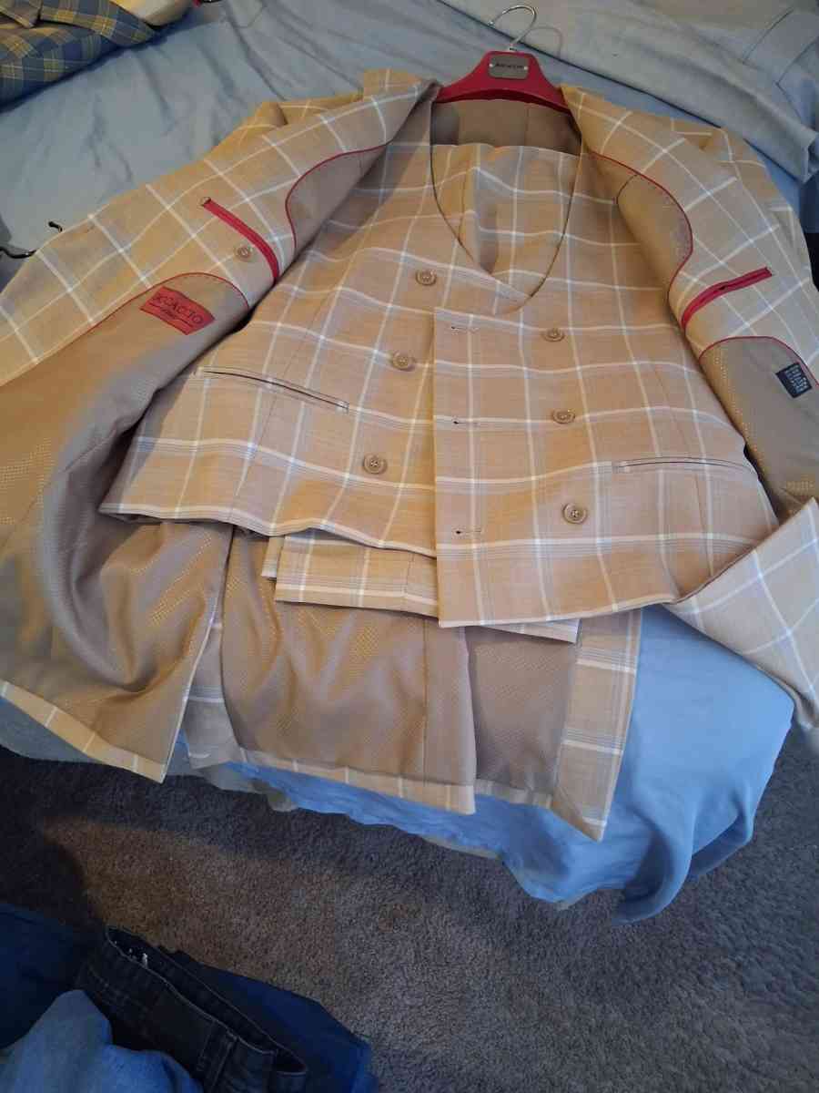 Mens Designer Suits 3 pc size 42 - Fultondale, Alabama - FleaMarketBay