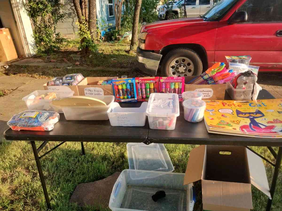 yard sale today and tomorrow - Grand Prairie, Texas