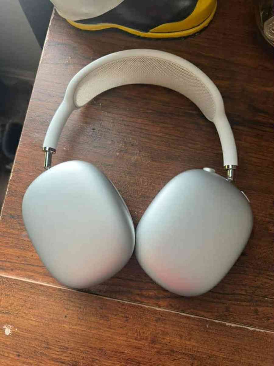 AirPod maxes - Bentonville, Arkansas - FleaMarketBay