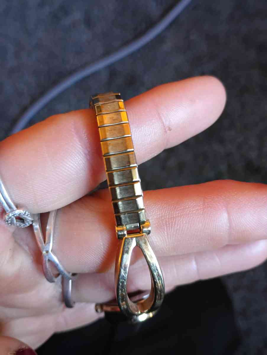 Vtg Gold tone ladies Quartz time piece Analog with Flex Band - Cincinnati, Ohio - FleaMarketBay