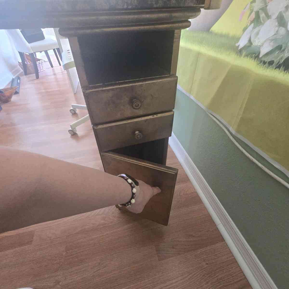 marble top nail table - Tampa, Florida - FleaMarketBay