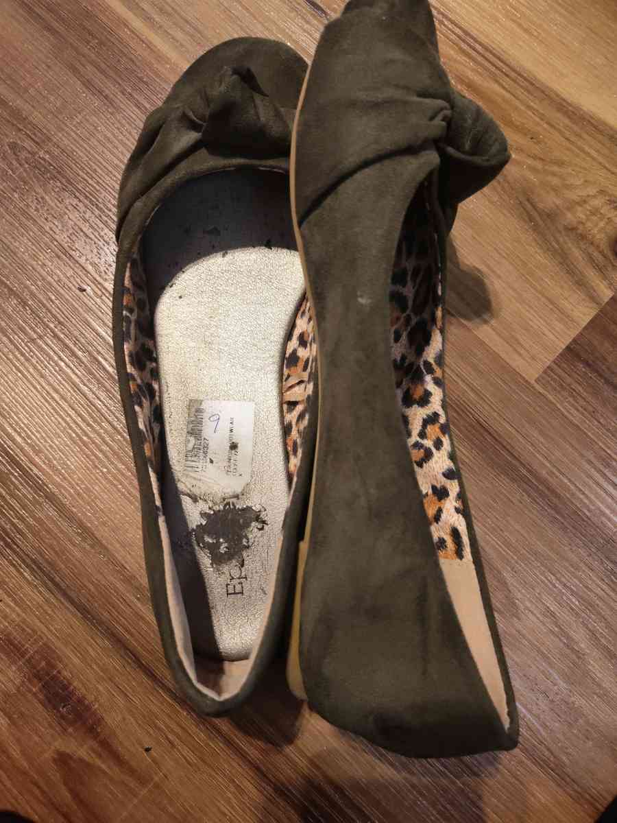 shoes - Cross Plains, Tennessee - FleaMarketBay