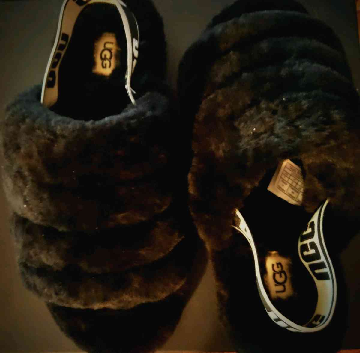The UGG Womens Fluff Yeah Slide slippers size 7 - Clarendon Hills, Illinois