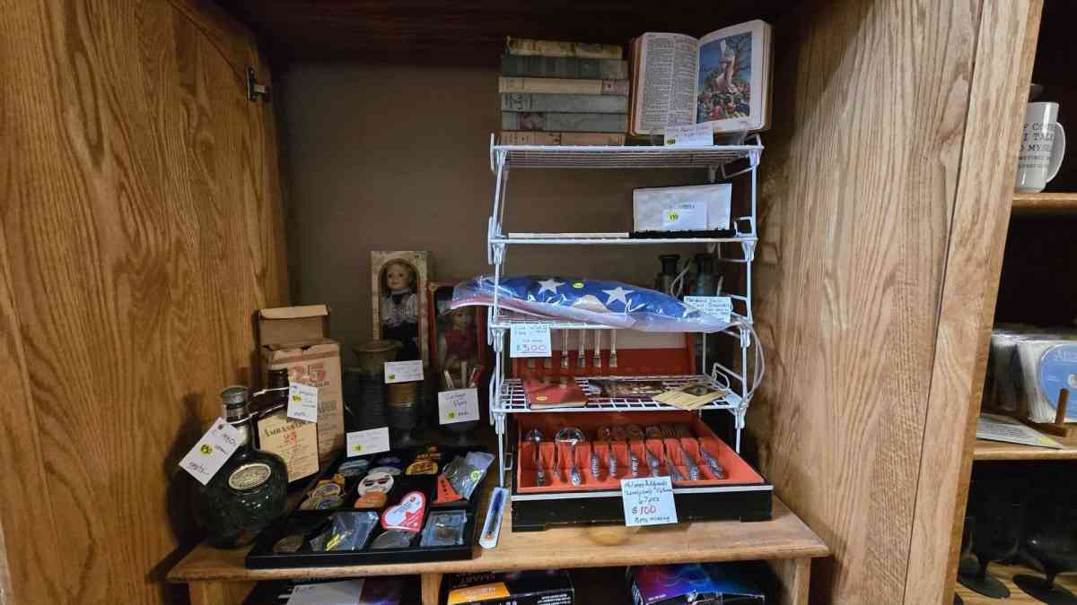 Moving Sale with furniture collectibles kitchenware Vintage - Dickinson, Texas - FleaMarketBay