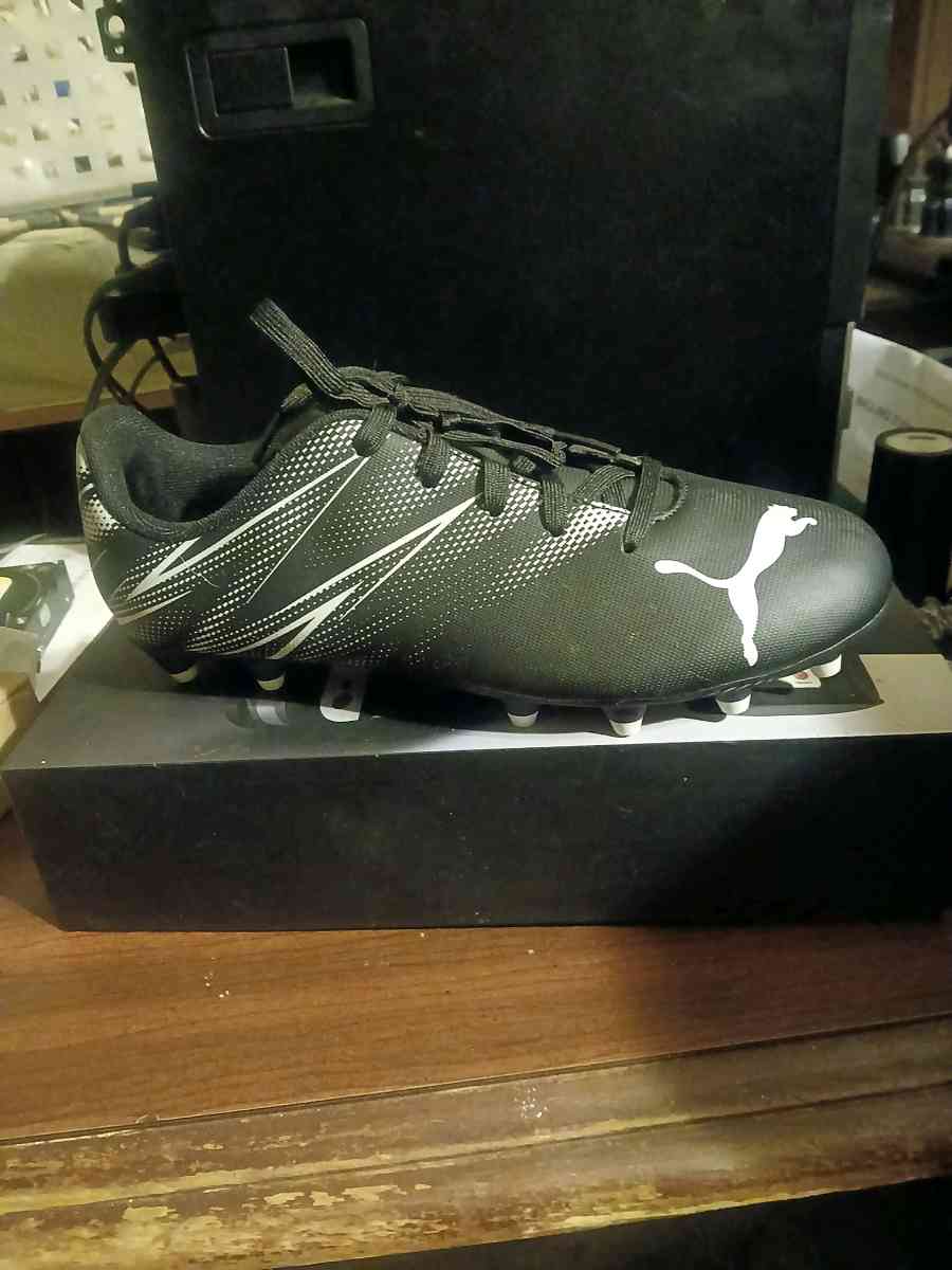 unisex youth soccer cleats - Bakersville, North Carolina - FleaMarketBay