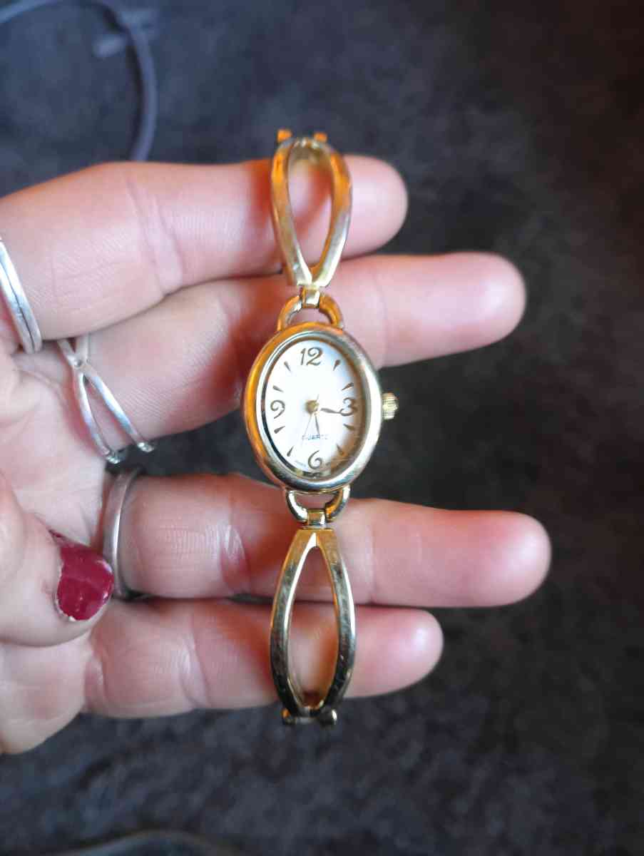 Vtg Gold tone ladies Quartz time piece Analog with Flex Band - Cincinnati, Ohio - FleaMarketBay