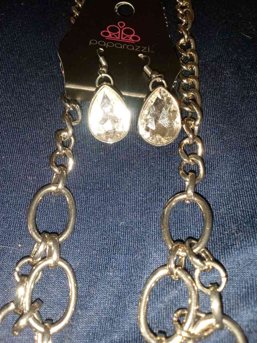 necklace and earrings set - Atoka, Tennessee - FleaMarketBay