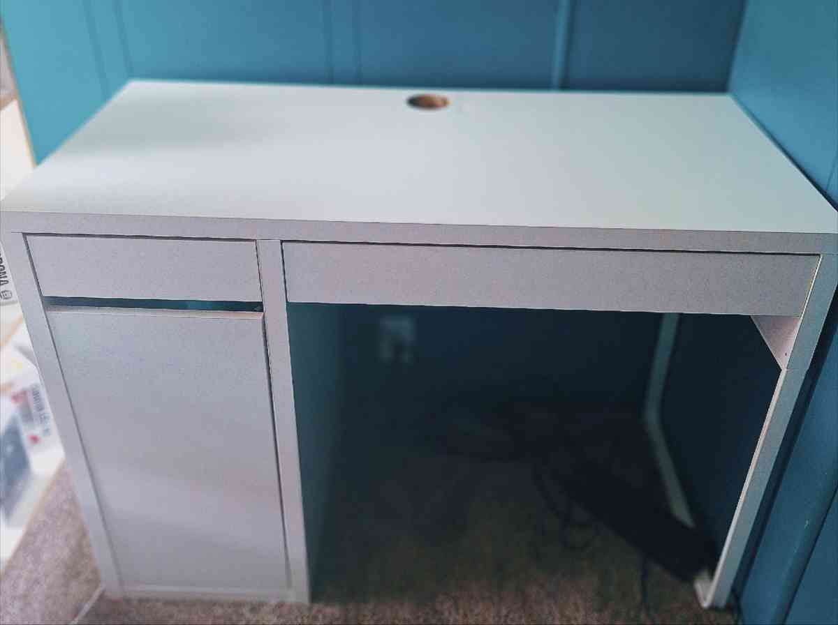 white desk - Pueblo, Colorado - FleaMarketBay