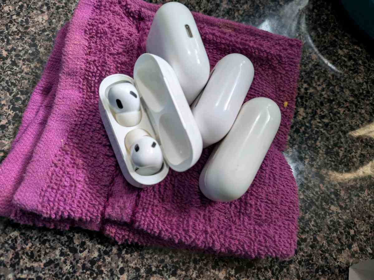 Apple Max headphones Apple earbuds - Elizabeth, New Jersey - FleaMarketBay