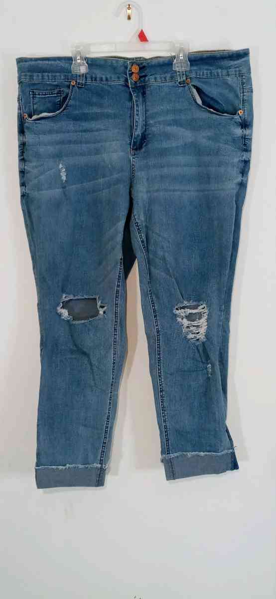Womens Denim Stretch MidRise Capris - Dane, Wisconsin
