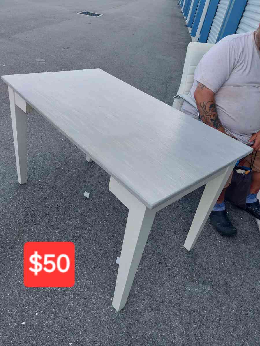 wood table - Lake Wales, Florida