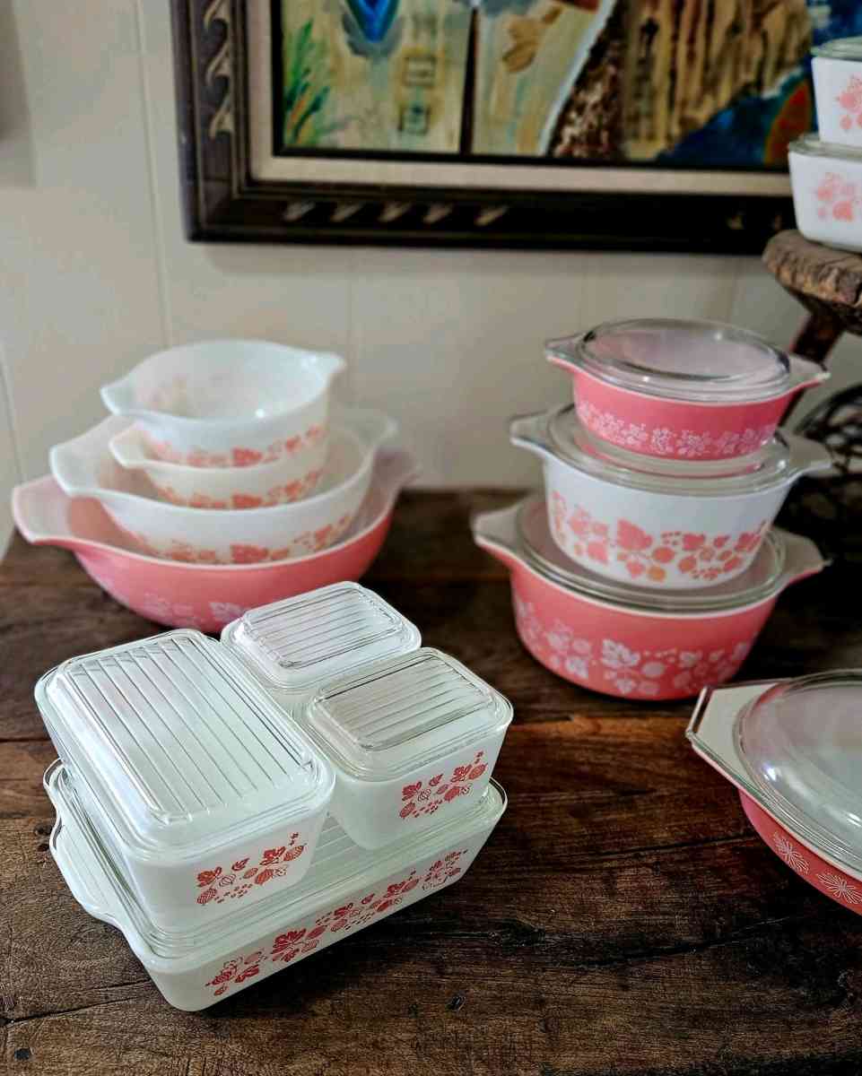 pink Pyrex vintage dishes - Springfield, Ohio - FleaMarketBay