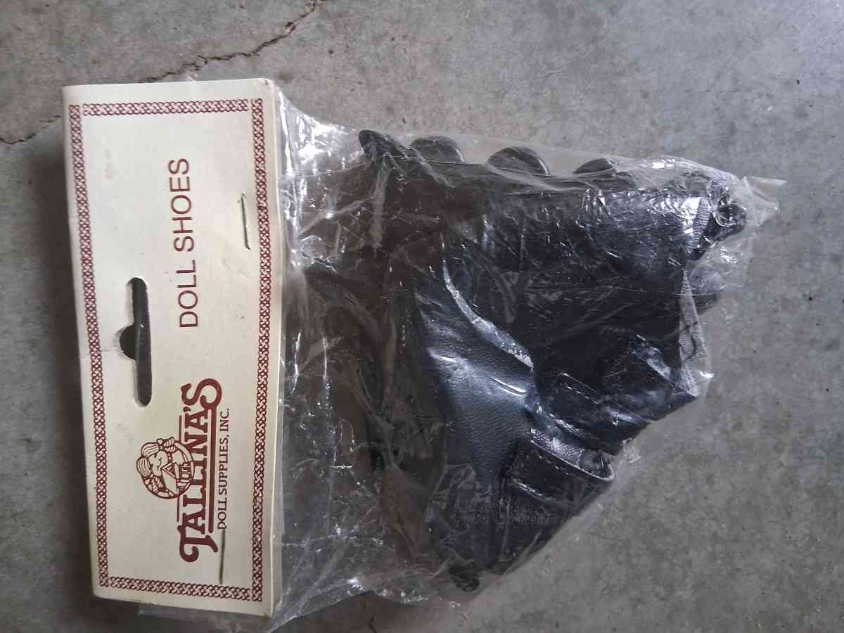 doll clothes dolls and doll house iteams - Kelso, Washington - FleaMarketBay