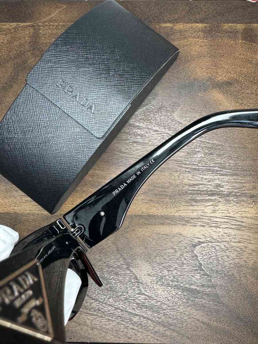 Sunglasses Prada - Los Angeles, California - FleaMarketBay