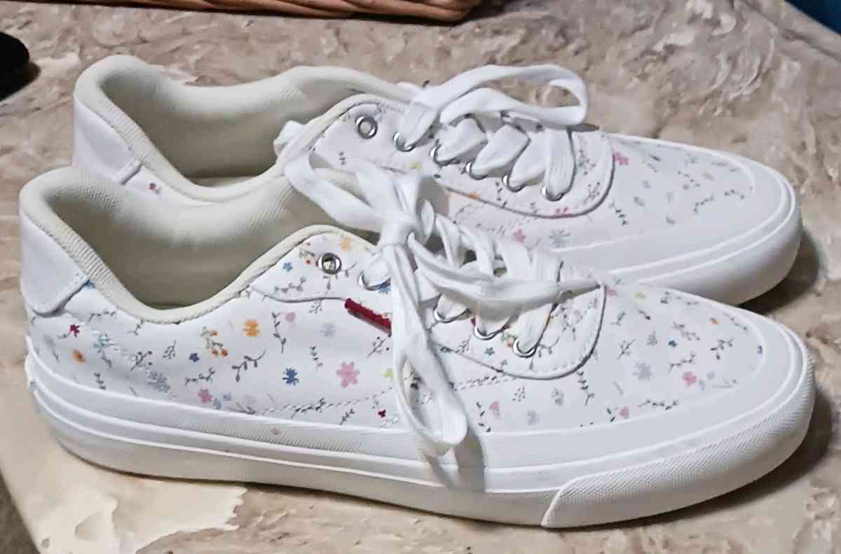 Womens Levis Shoes Size 8 and a half - Fort Smith, Arkansas - FleaMarketBay