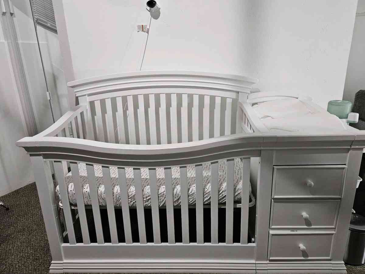 Baby crib with included mattress bumper