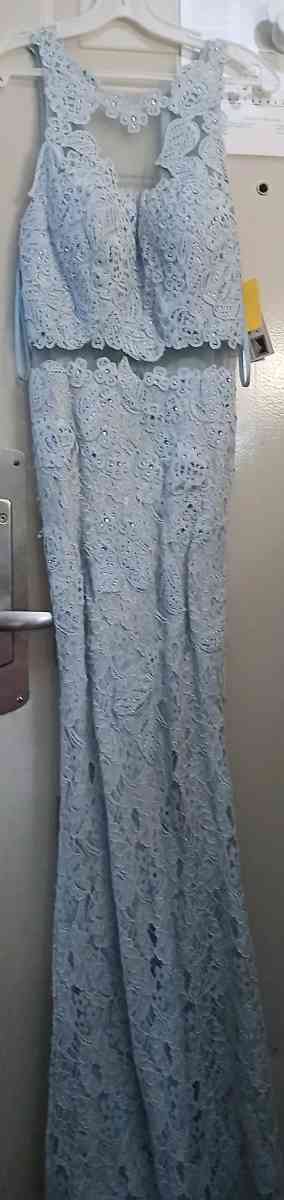 A Dress Flowers And A Crown - Millington, Tennessee - FleaMarketBay