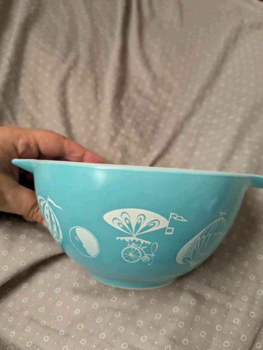 two sets of turquoise Pyrex vintage dishes - Springfield, Ohio - FleaMarketBay