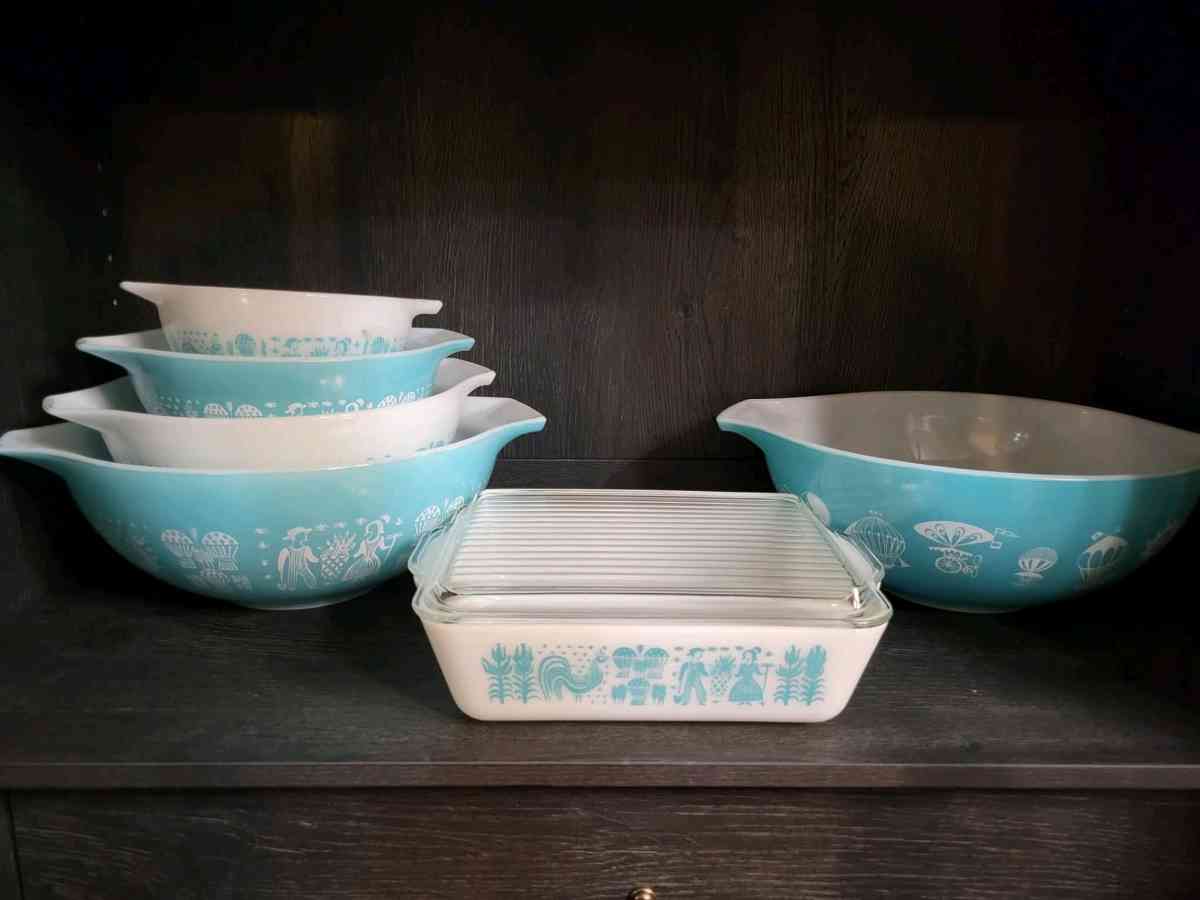 two sets of turquoise Pyrex vintage dishes - Springfield, Ohio - FleaMarketBay