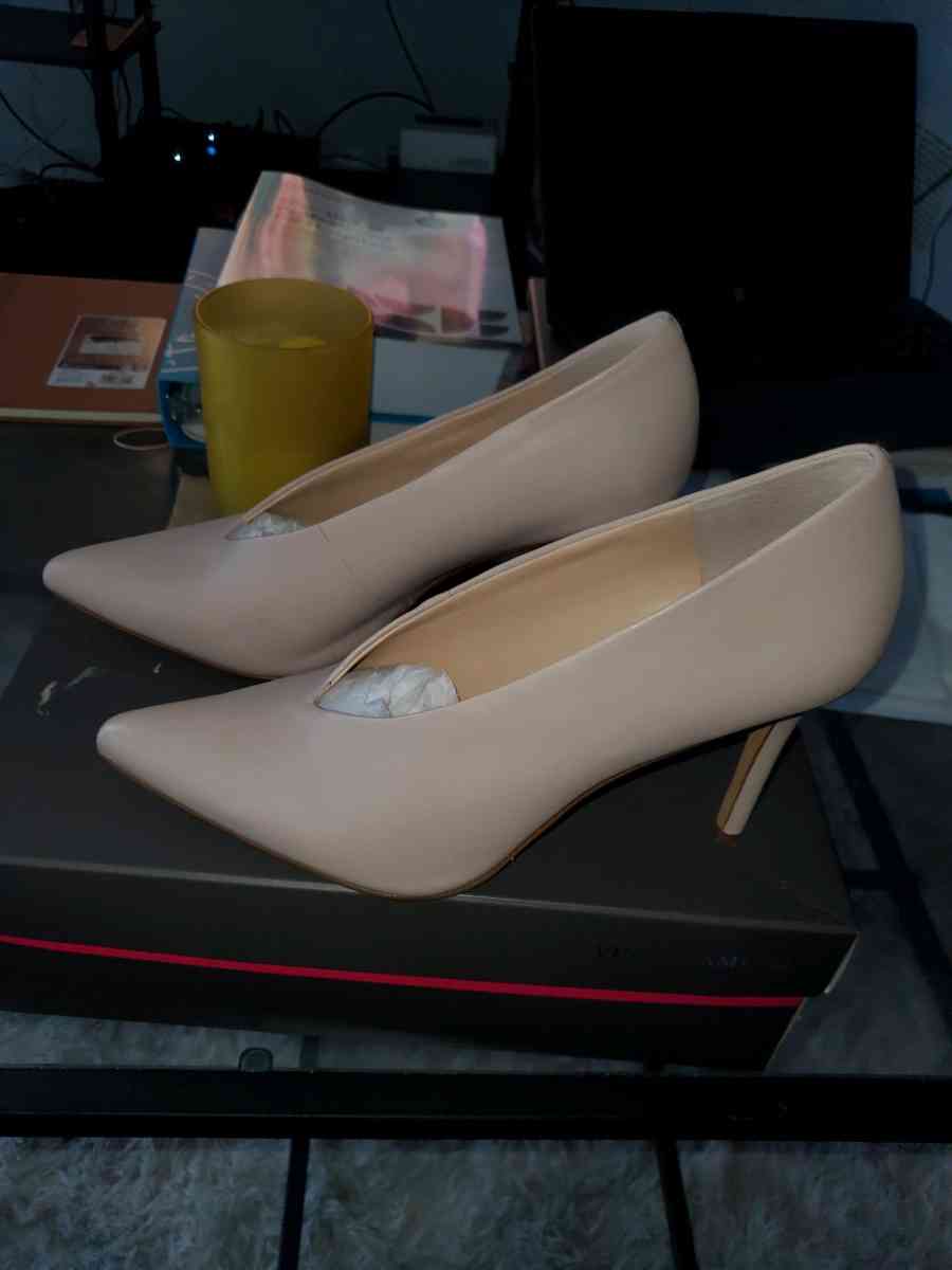Vince camuto womans heels size 8 - Chester, Virginia - FleaMarketBay