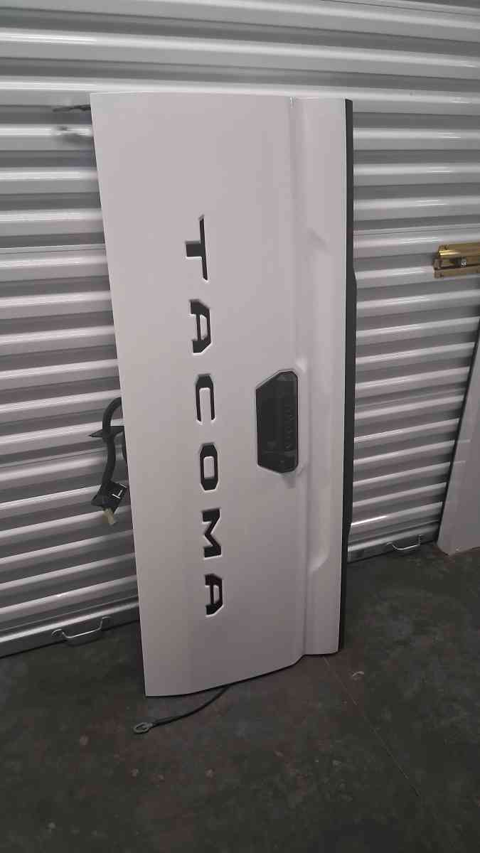 Toyota Tacoma Tailgate WHITE 2024 to 2025 - Downey, California - FleaMarketBay