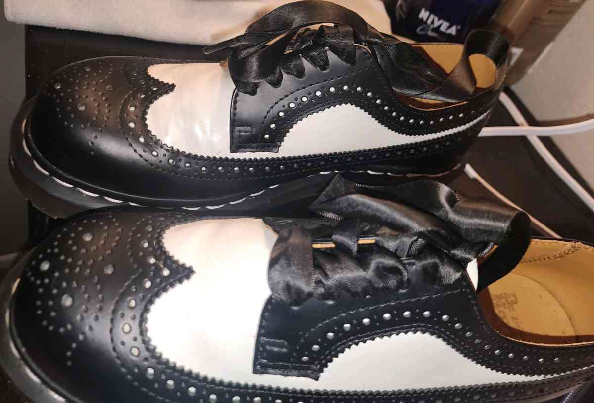 doc Martin shoes SIZE 10 - Adelanto, California