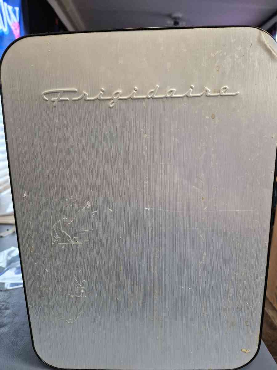 mini fridge Frigidaire - Lake Wales, Florida - FleaMarketBay
