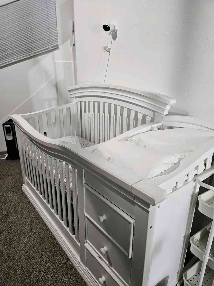 Baby crib with included mattress bumper - Mount Pleasant, Michigan - FleaMarketBay