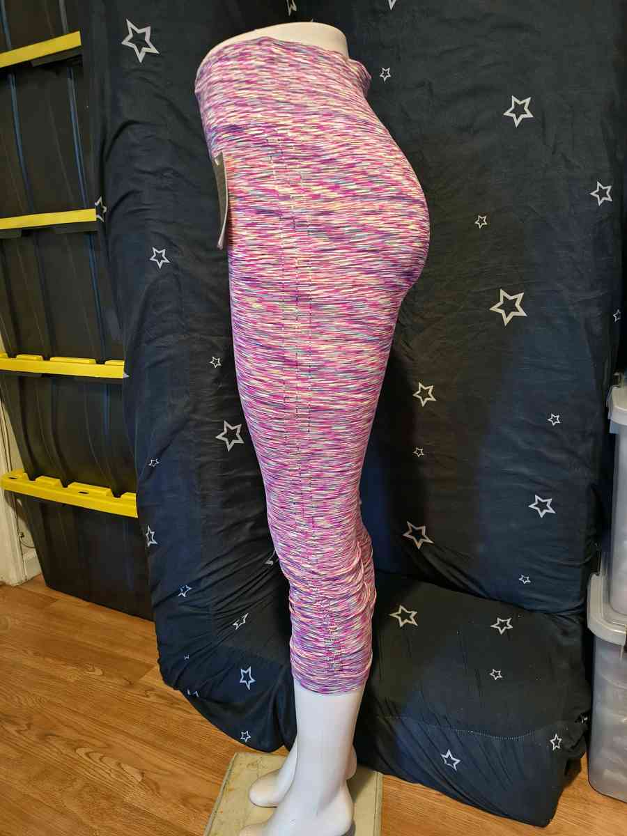 Womens capris available in sizes S M L - Bell Gardens, California - FleaMarketBay