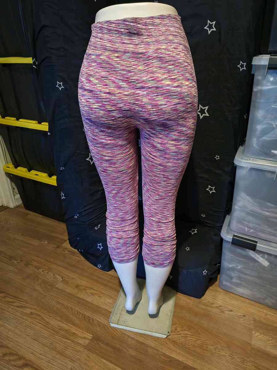 Womens capris available in sizes S M L - Bell Gardens, California - FleaMarketBay