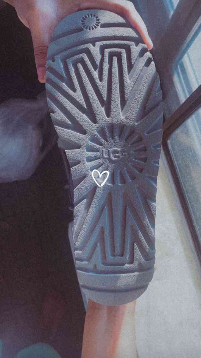 UGG shoes - Waterloo, Iowa - FleaMarketBay