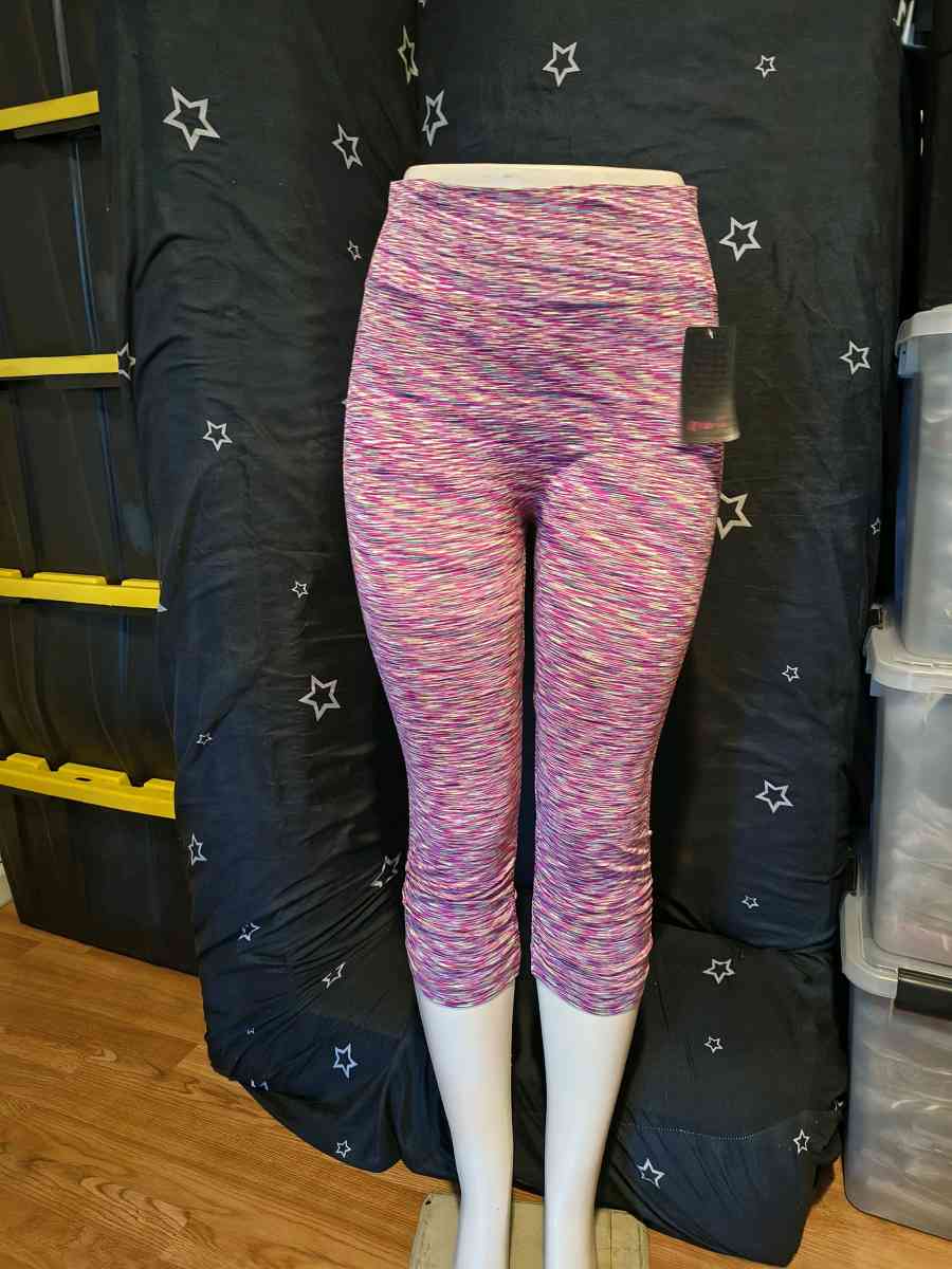 Womens capris available in sizes S M L - Bell Gardens, California