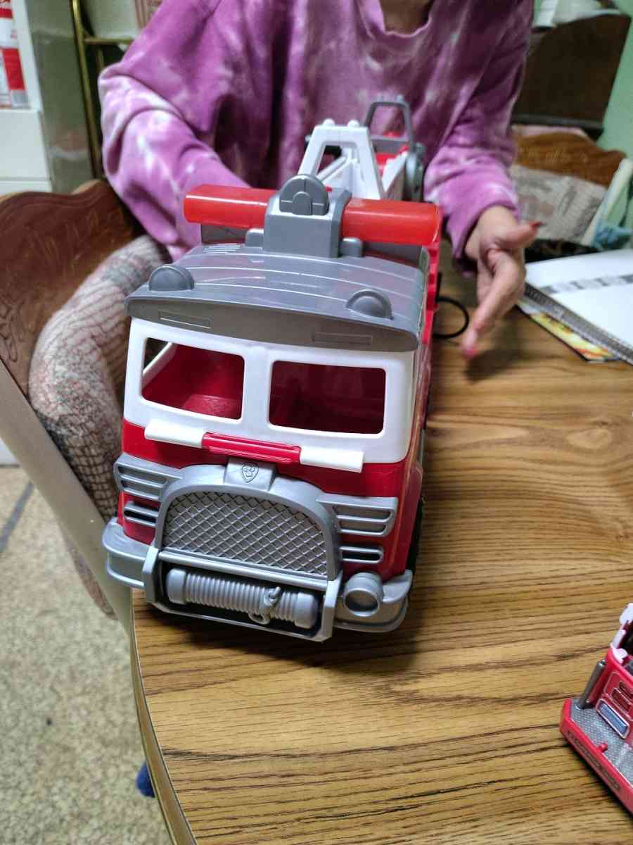 set of 3 fire engines 3 separate fire trucks movable parts n - Saint Joseph, Missouri - FleaMarketBay