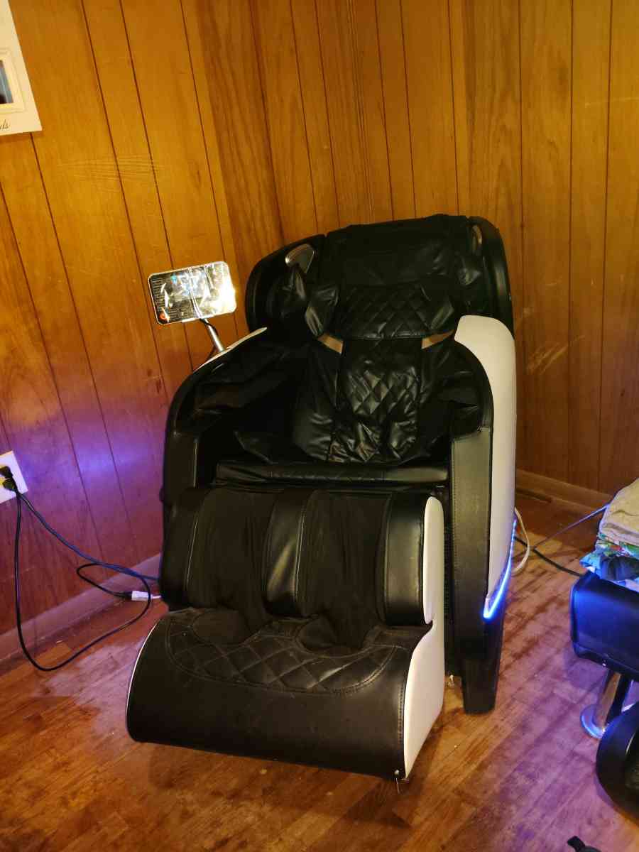 Massage Chair Full Body Recliner  Zero Gravity with Heat and - Herington, Kansas - FleaMarketBay