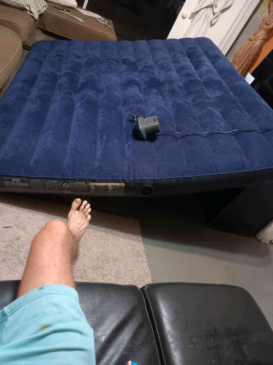 Queen size air mattress with air pump - Boynton Beach, Florida