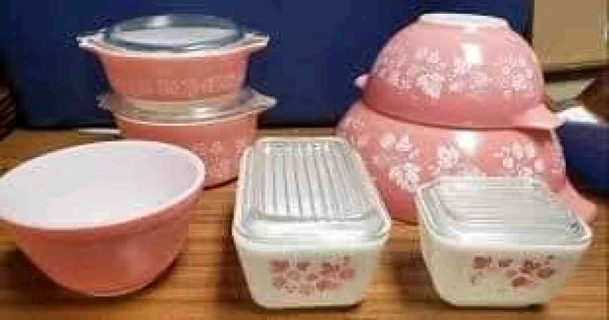 pink Pyrex vintage dishes - Springfield, Ohio - FleaMarketBay