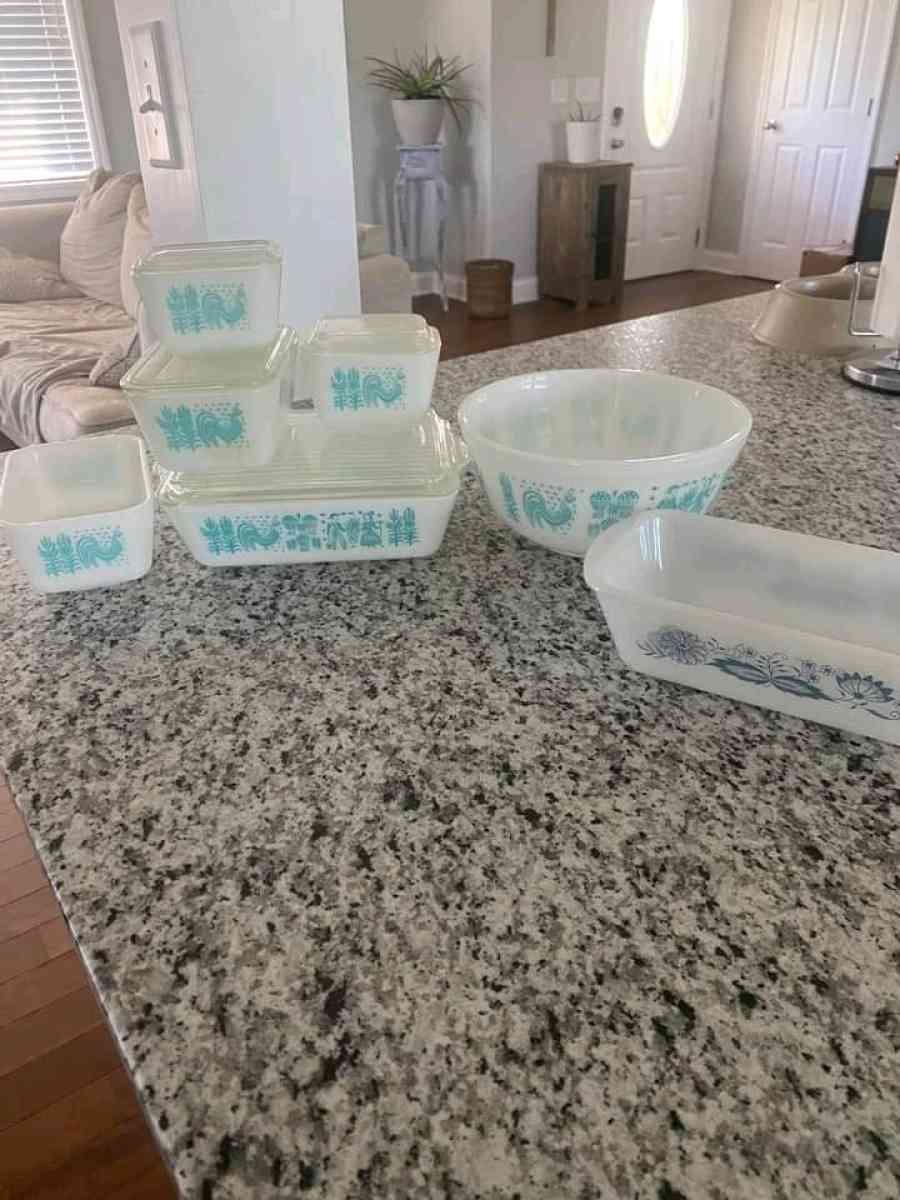 two sets of turquoise Pyrex vintage dishes - Springfield, Ohio