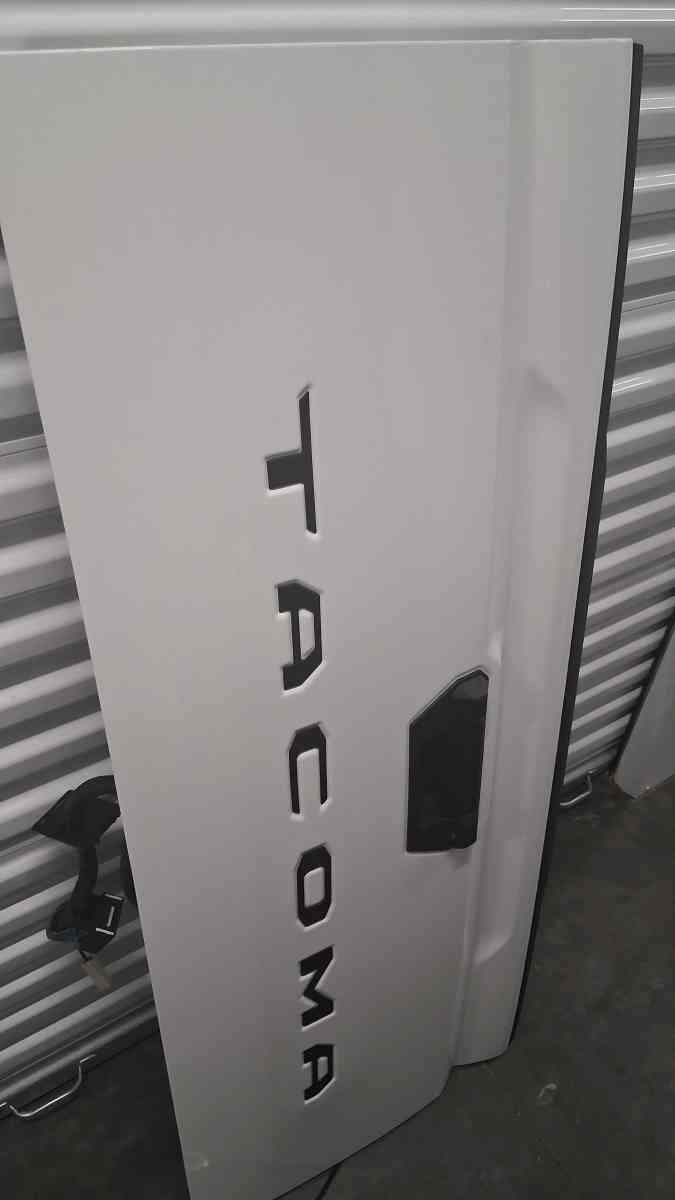 Toyota Tacoma Tailgate WHITE 2024 to 2025 - Downey, California - FleaMarketBay