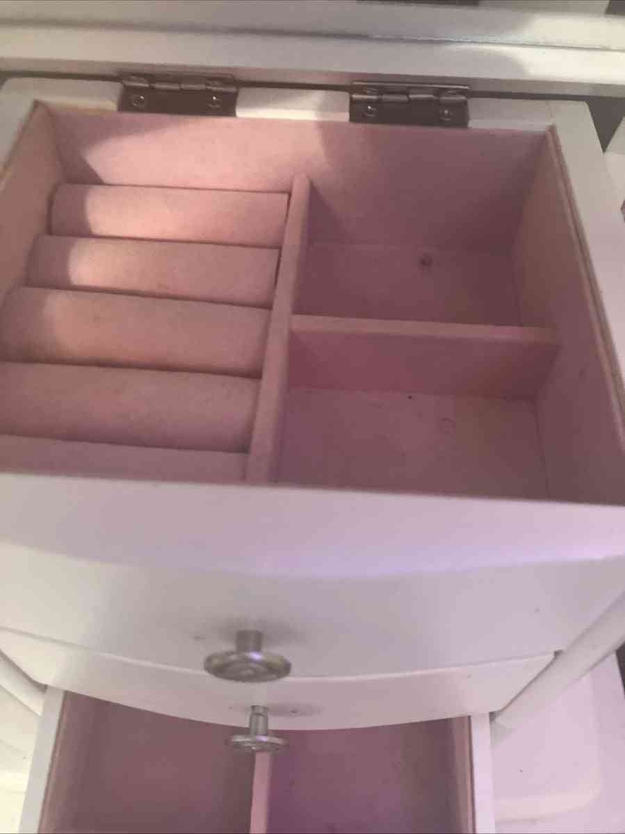 Vintage jewelry box Already used spacious for jewelry and - Richmond, Virginia - FleaMarketBay